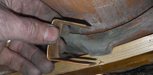 clip to hold pantile